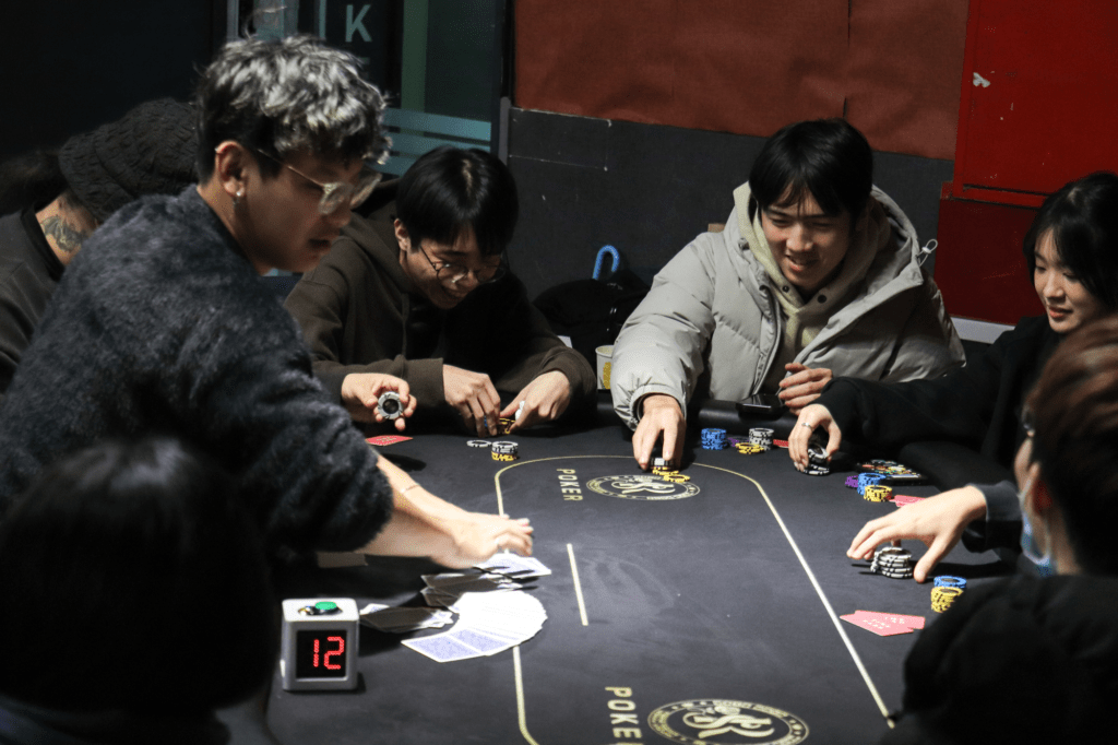 德州撲克位置策略｜後位真係有優勢？